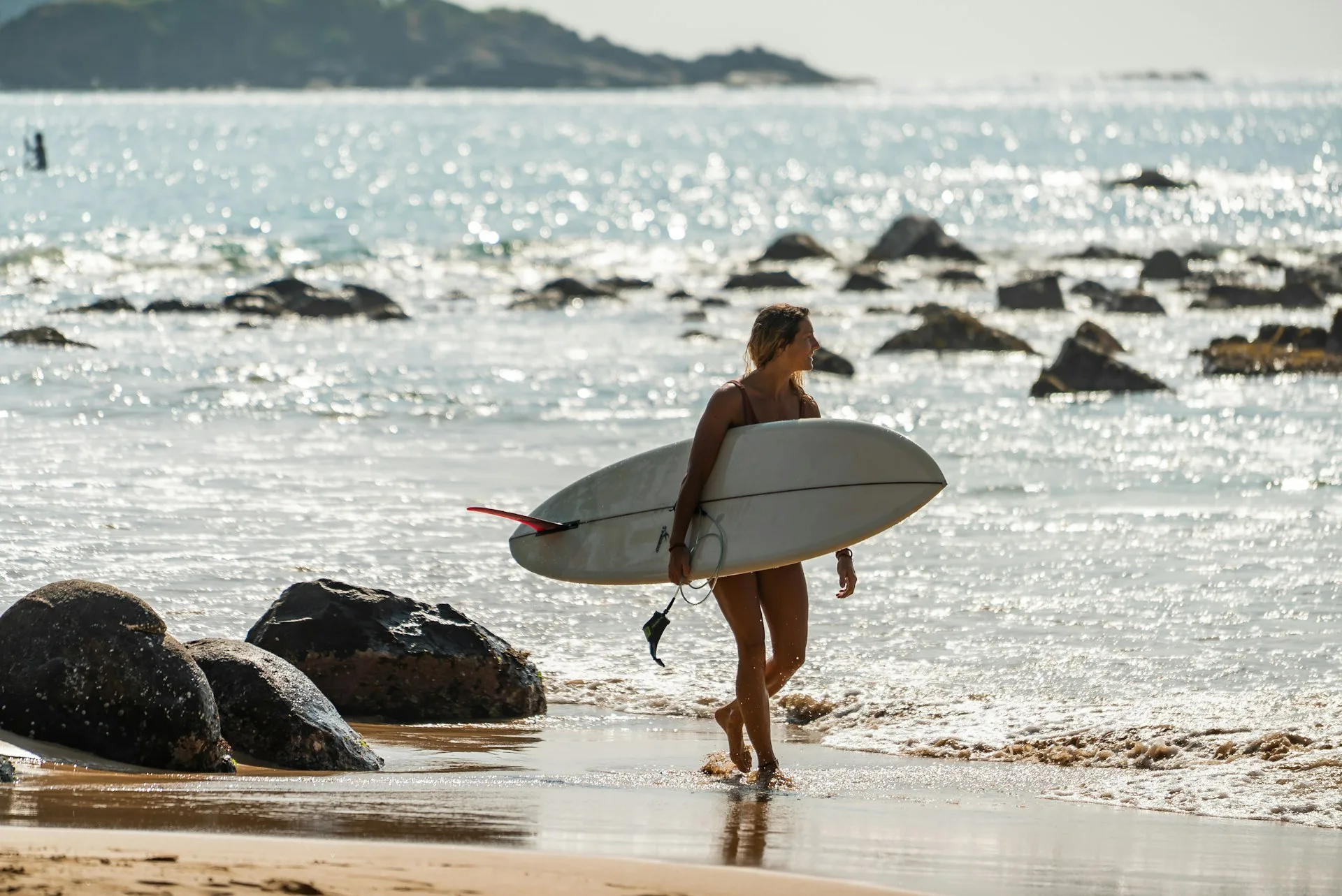 One of the top surfing spots during the best time to visit Sri Lanka